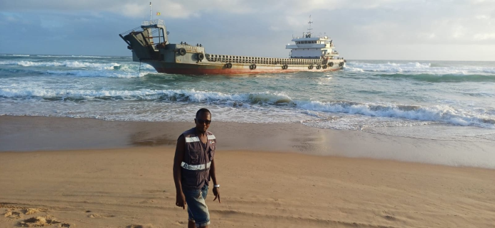 EMPRESA DIZ QUE NAVIO ENCALHADO EM CHIDENGUELE NÃO REPRESENTA PERIGO E NÃO TRANSPORTAVA CARGA COMERCIAL