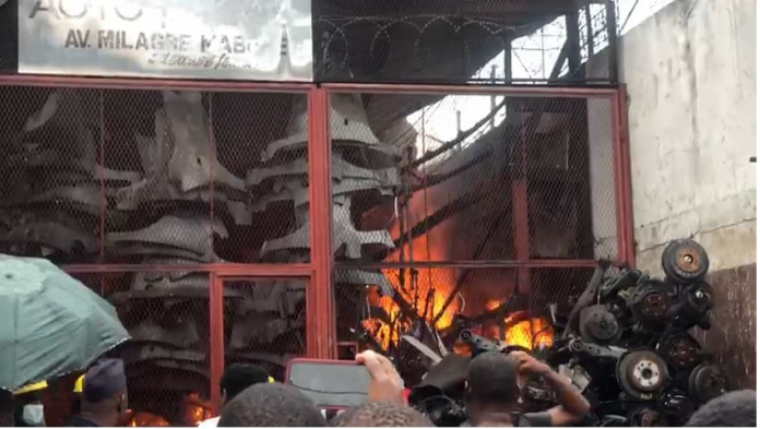 Incêndio de grandes proporções consome oficina e parque de viaturas entre as avenidas Joaquim Chissano e Milagre Mabote