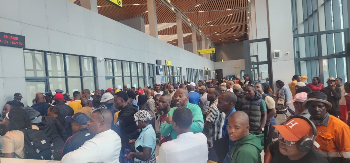 CAOS E DENÚNCIAS DE CORRUPÇÃO NO AEROPORTO DE CHONGOENE RETÊM DEZENAS DE PASSAGEIROS