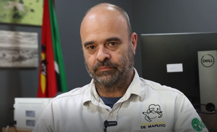 CONFLITO HOMEM-FAUNA: ADMINISTRADOR DO PARQUE NACIONAL DE MAPUTO ANALISA EMBATE ENTRE ELEFANTE E VIATURA