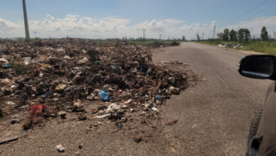 LIXO DA LIXEIRA MUNICIPAL INVADE ESTRADA N10 EM QUELIMANE