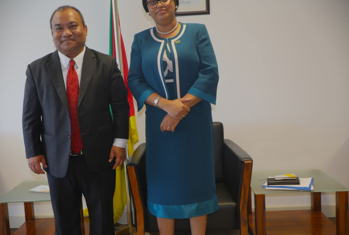MINISTRA DAS FINANÇAS E ALTO-COMISSÁRIO DA ÍNDIA REFORÇAM PARCERIA BILATERAL