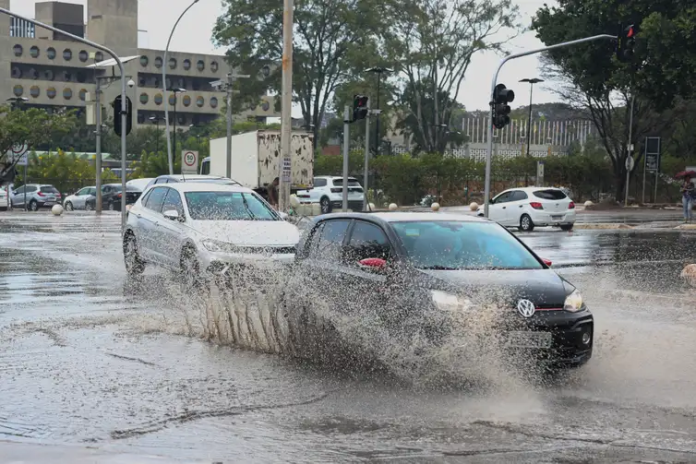 INAM EMITE AVISO DE CHUVAS FORTES E TROVOADAS PARA O CENTRO E SUL DO PAÍS