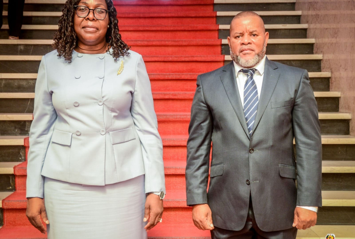 PRIMEIRA-MINISTRA CONFERE POSSE AO NOVO PCA DA RÁDIO MOÇAMBIQUE E EXIGE RIGOR CONTRA “FAKE NEWS”