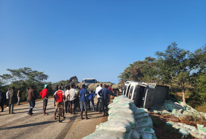 Camião de cimento capota na EN1 em Vilankulo e condiciona trânsito   
