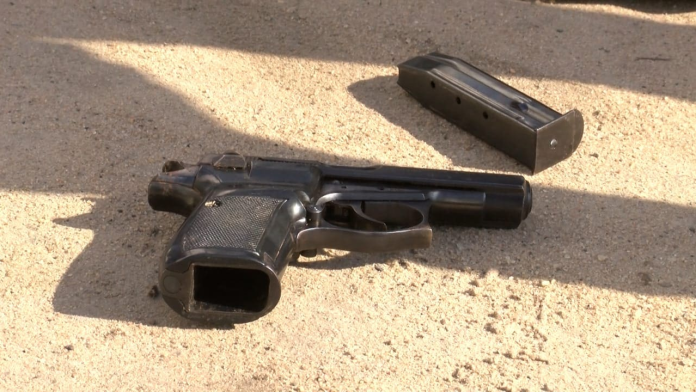DOIS JOVENS DETIDOS NA BEIRA POR TENTATIVA DE VENDA DE ARMA FURTADA